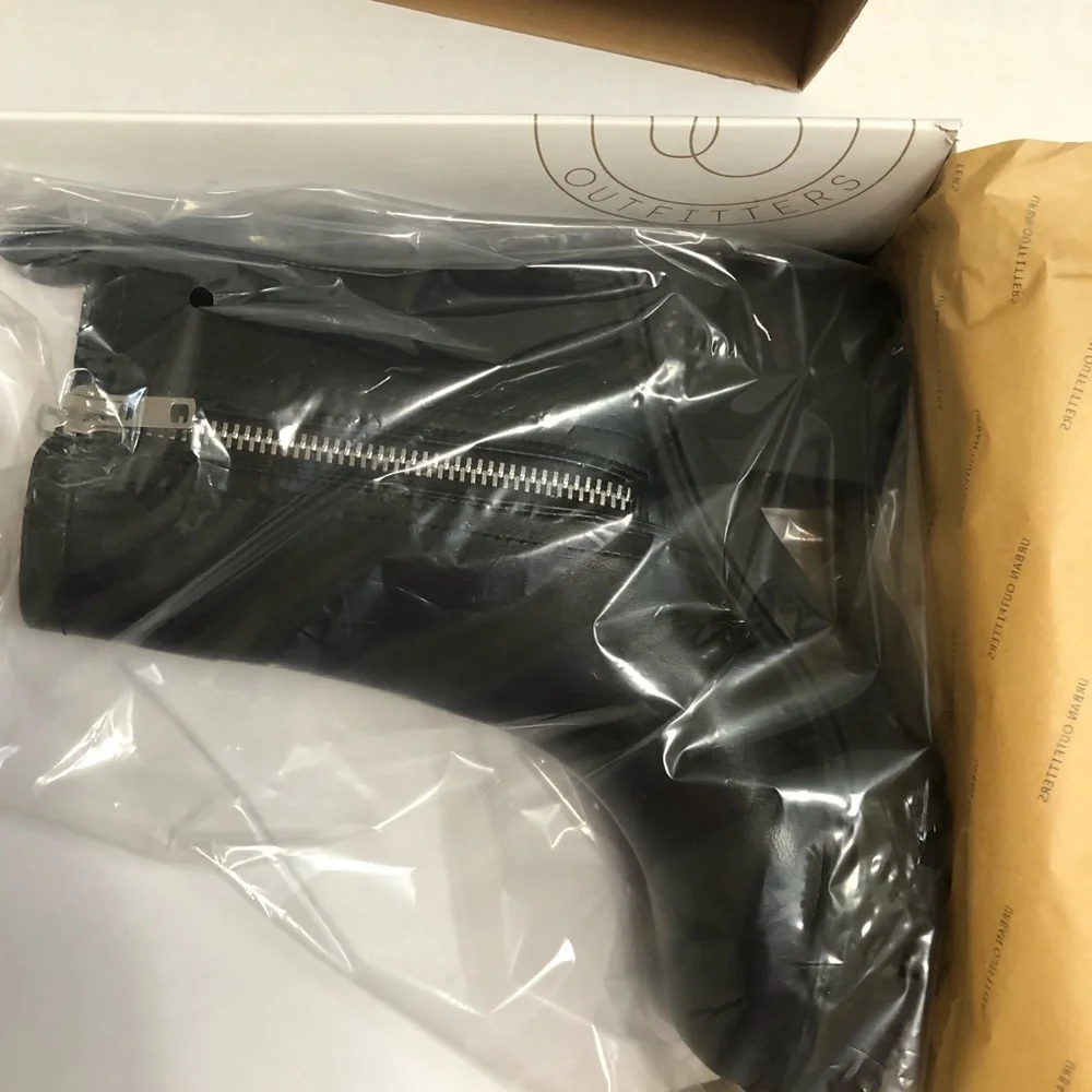 NWT Urban Outfitters Zip-Up boot black (8) - Picture 9 of 14